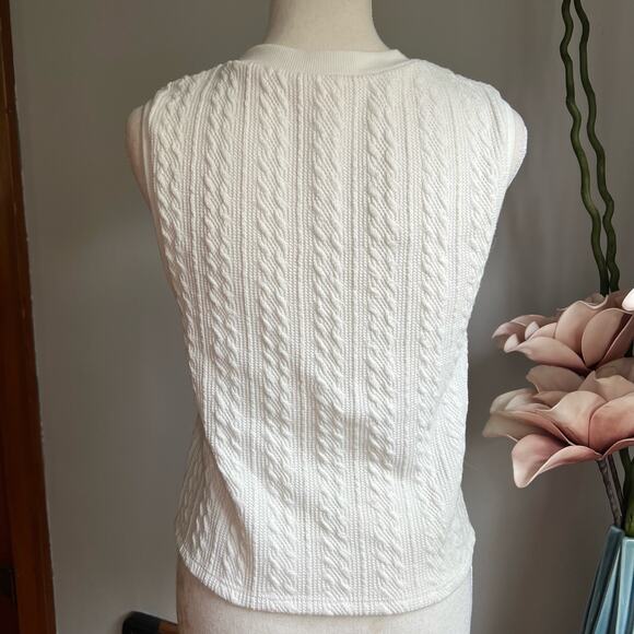 Urban Romantics‎ Sleeveless Textured Fabric Top Size Small Stretch White EUC - Picture 5 of 7